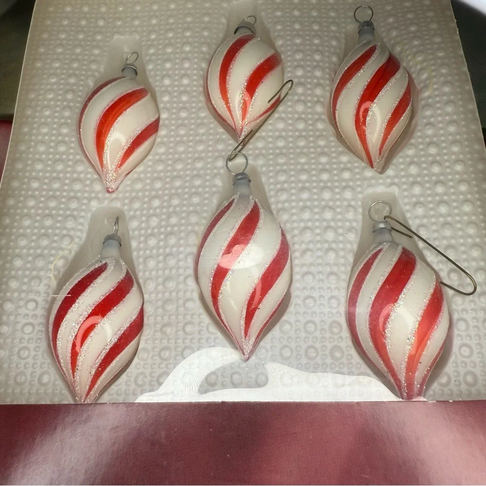 Vtg Christmas Time Red and White Swirl Glass Ornaments - Picture 2 of 5